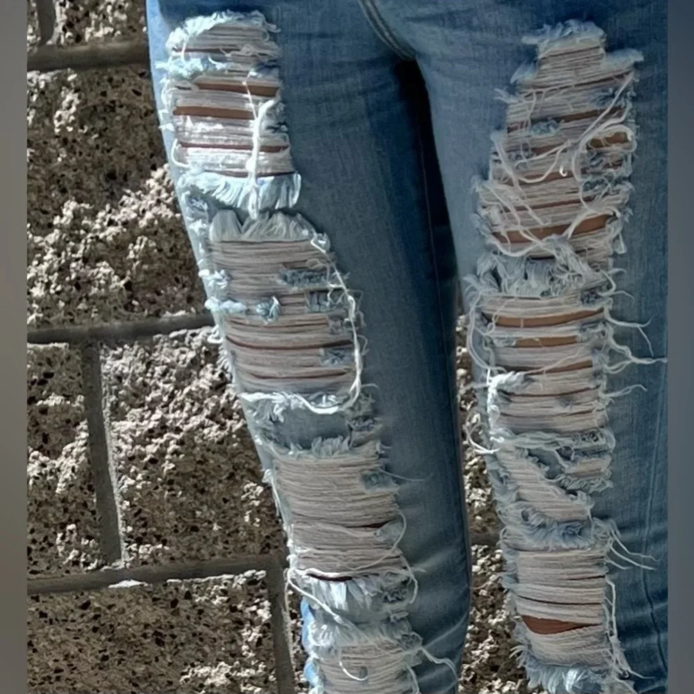💎DISTRESSED JEANS💎 - Picture 2 of 8